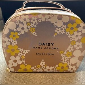 Marc Jacobs✨💛🌼Daisy Eau So Fresh Cosmetic Bag - Yellow and White Floral